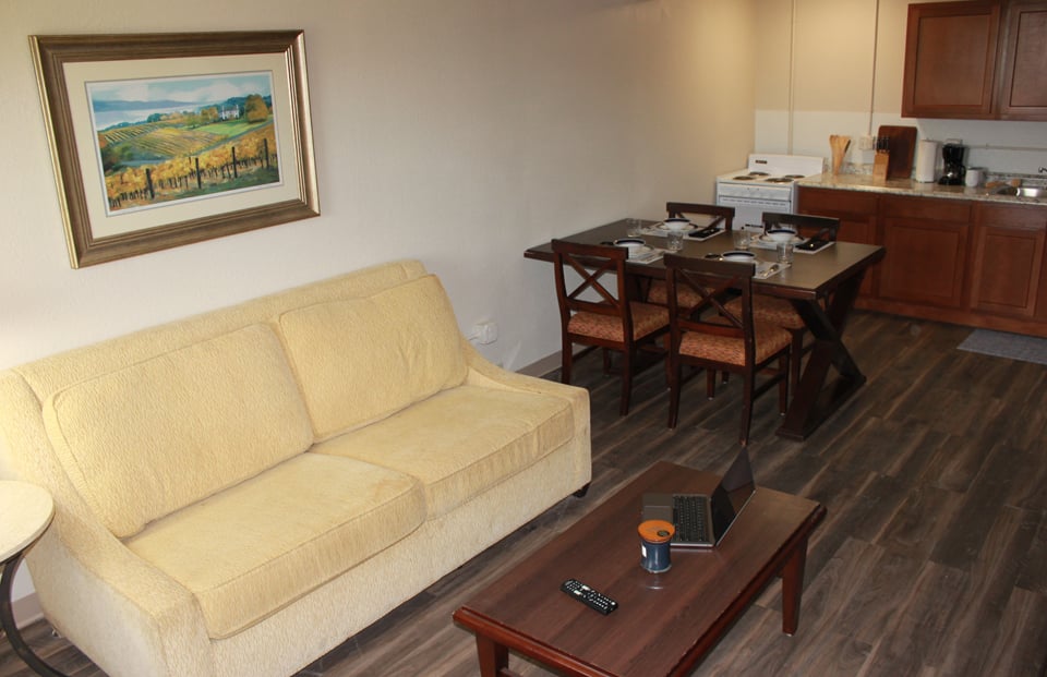 DaybreakSuites1BRLivingroom